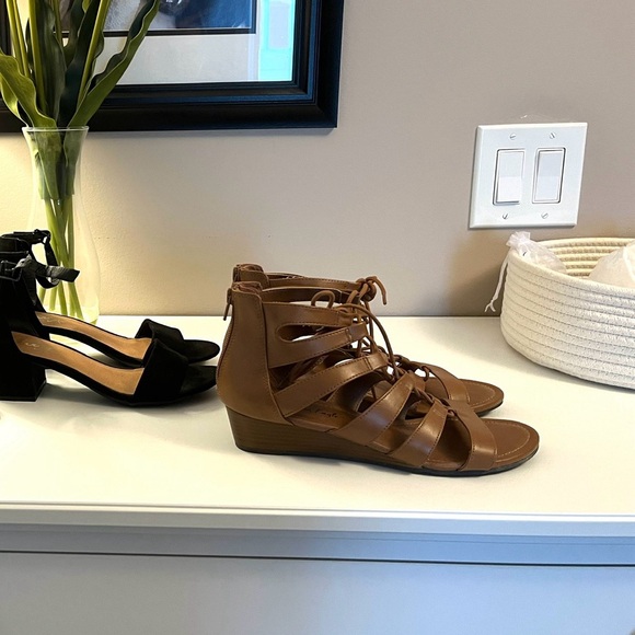 Tan sandals - Picture 2 of 2